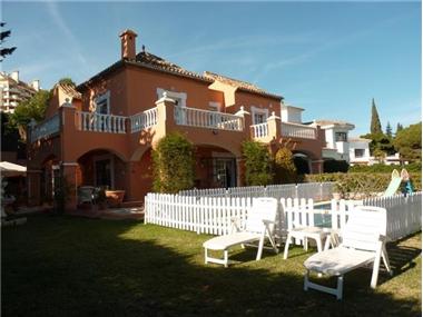 Villa for sale in Nueva Andalucia