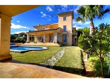 Villa for sale in Nueva Andalucia