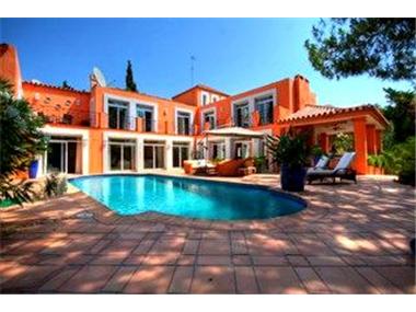 Villa for sale in Nueva Andalucia