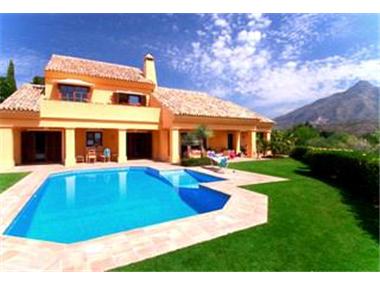 Villa for sale in Nueva Andalucia
