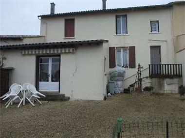 Stone House for sale in Brioux-sur-Boutonne (Poitou-Charentes)