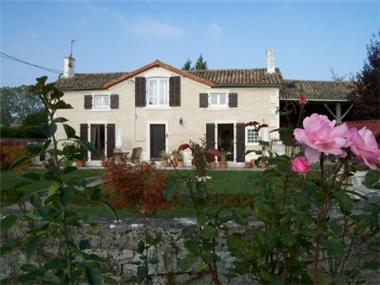 Stone House for sale in Brioux-sur-Boutonne (Poitou-Charentes)